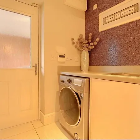 4 Bed Modern Luxury مدليسبره