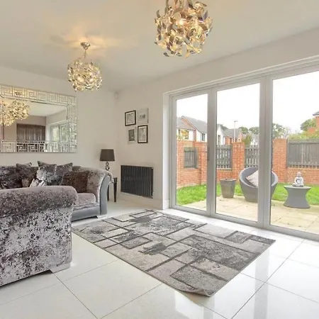 4 Bed Modern Luxury بيت للعطل مدليسبره